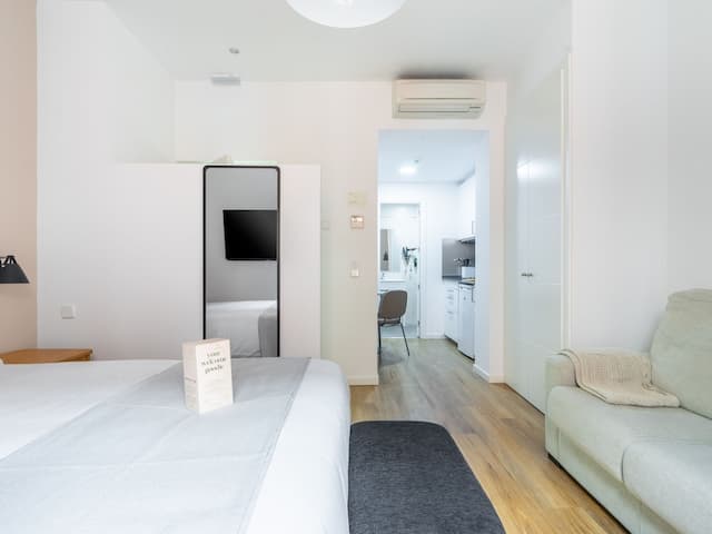 limehome Madrid La Bolsa-Studio Apartment with Balcony-4