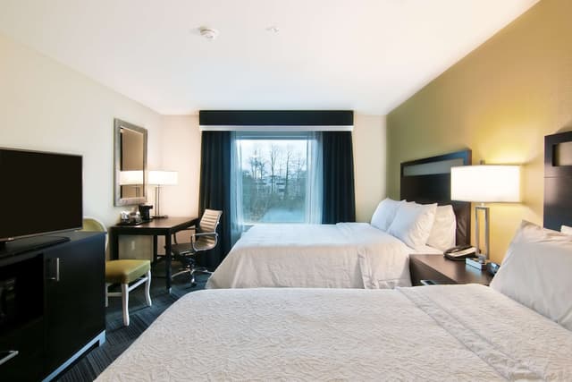 Hampton Inn & Suites Bellevue Downtown-Seattle-Room, 2 Queen Beds, Refrigerator & Microwave-2