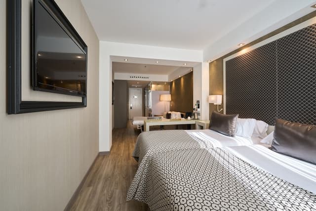 カタロニア スクエア-トリプルルーム-1