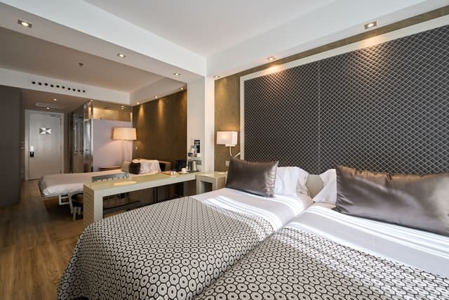 カタロニア スクエア-トリプルルーム-2