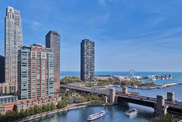 芝加哥瑞吉飯店-豪華客房, 1 張特大雙人床, 河景-3