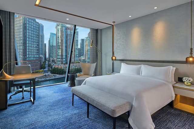 芝加哥瑞吉飯店-頂級客房, 1 張特大雙人床, 河景-3