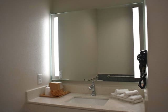 Bluestar 酒店-King Suite, Accessible, Non-smoking-7