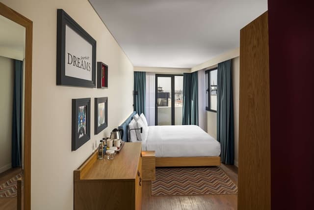 ハンプトン バイ ヒルトン イスタンブール シルケジ-スタンダード ダブルルーム キングベッド 1 台-3