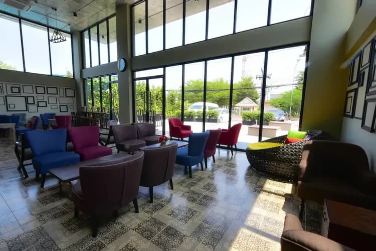 Lobby lounge