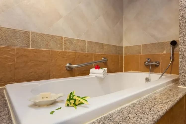 Deep soaking bathtub