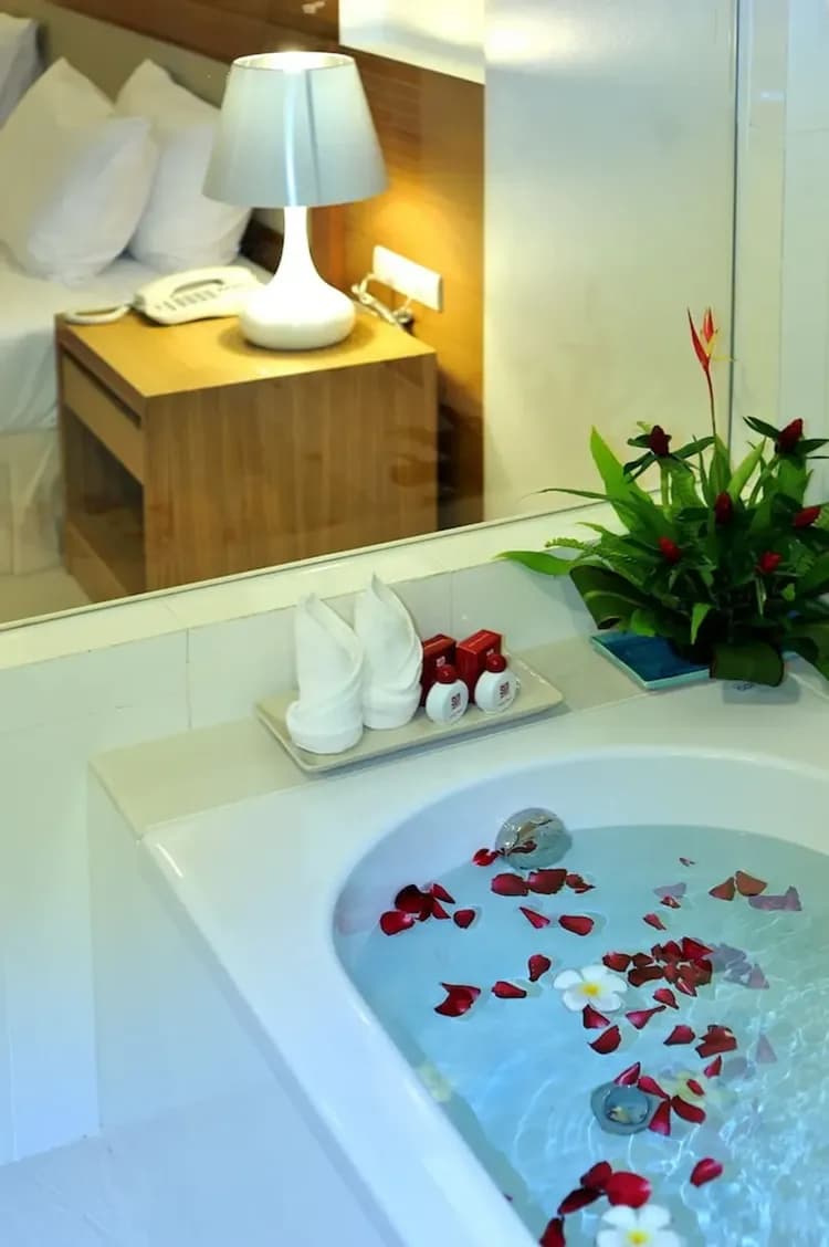 Deep soaking bathtub