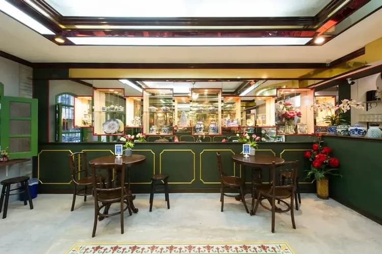 Lobby lounge