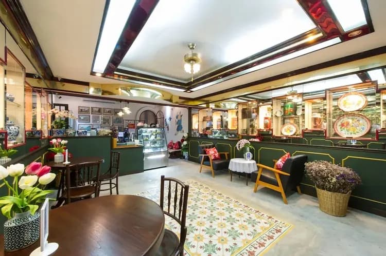 Lobby lounge