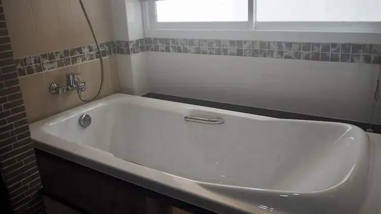 Deep soaking bathtub