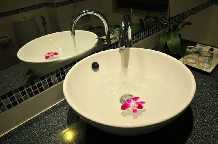 Bathroom sink