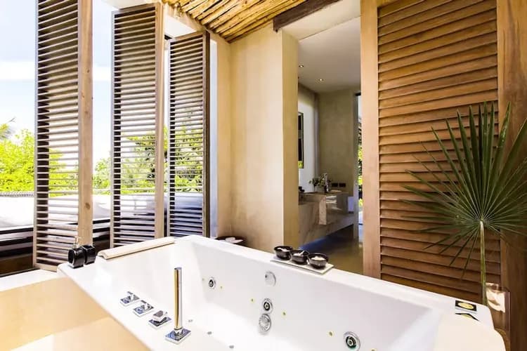 Deep soaking bathtub