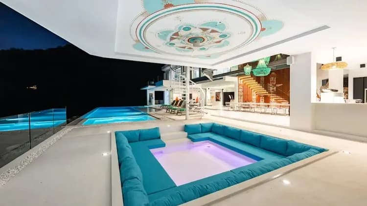 Lobby lounge