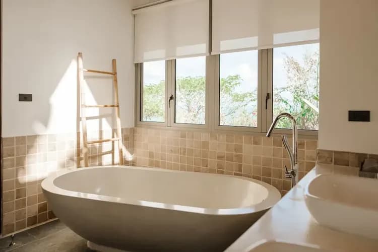 Deep soaking bathtub