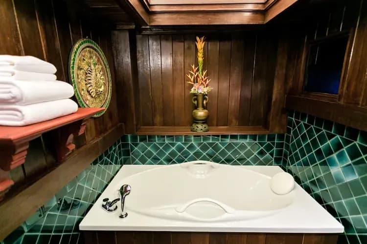 Deep soaking bathtub