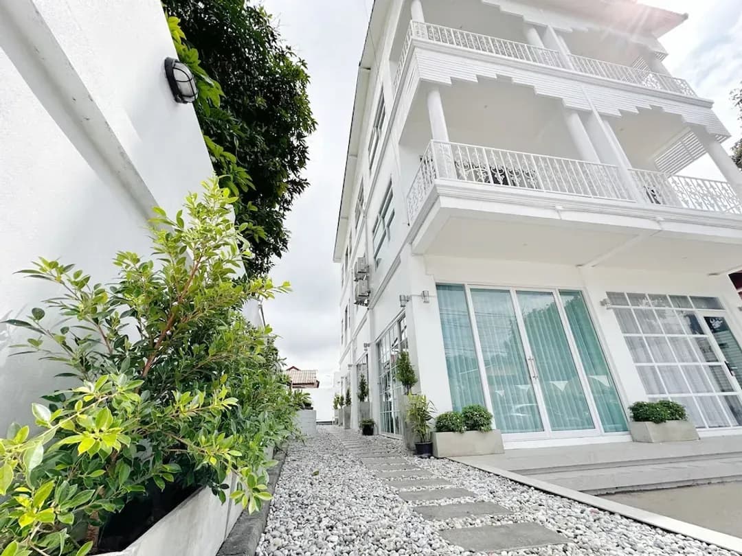 Chiang Mai-The White House Rachamankha