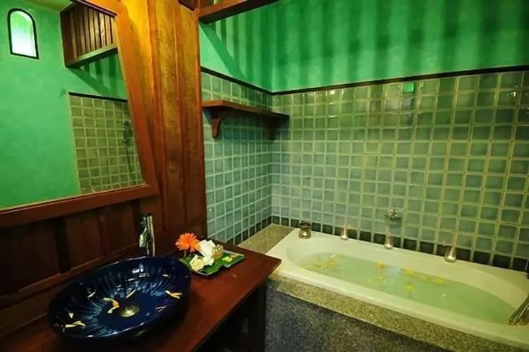 Deep soaking bathtub