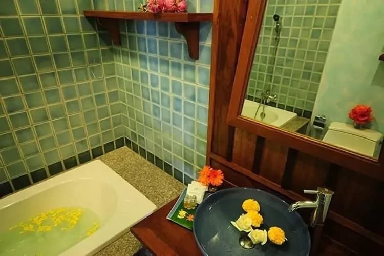 Deep soaking bathtub