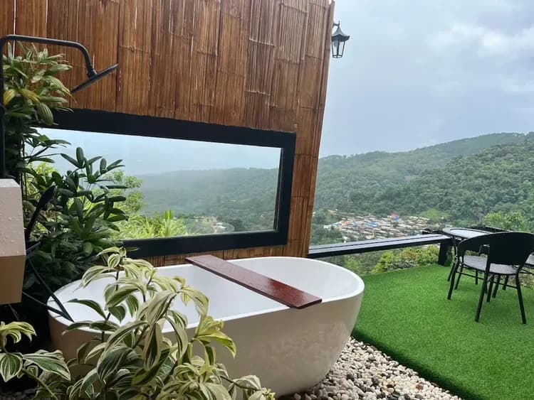 Deep soaking bathtub