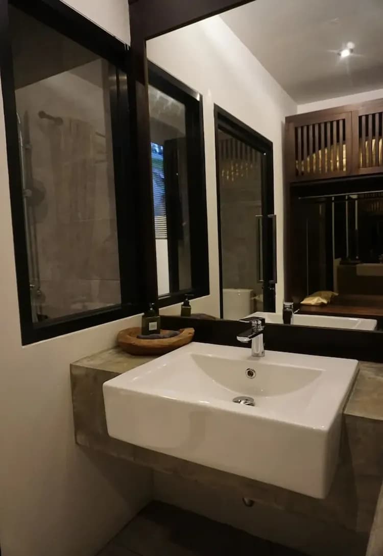 Bathroom sink