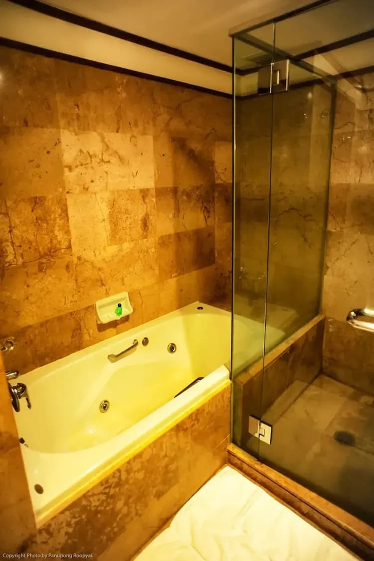 Deep soaking bathtub