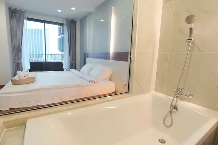 Deep soaking bathtub