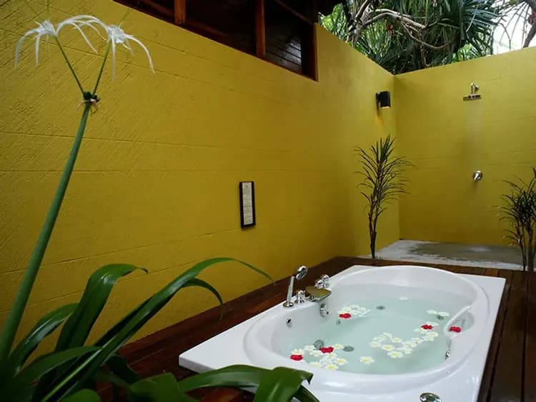 Deep soaking bathtub