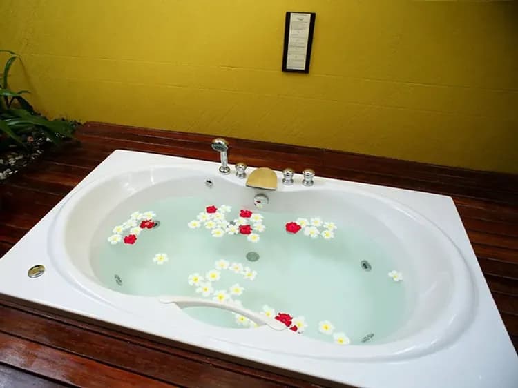 Deep soaking bathtub