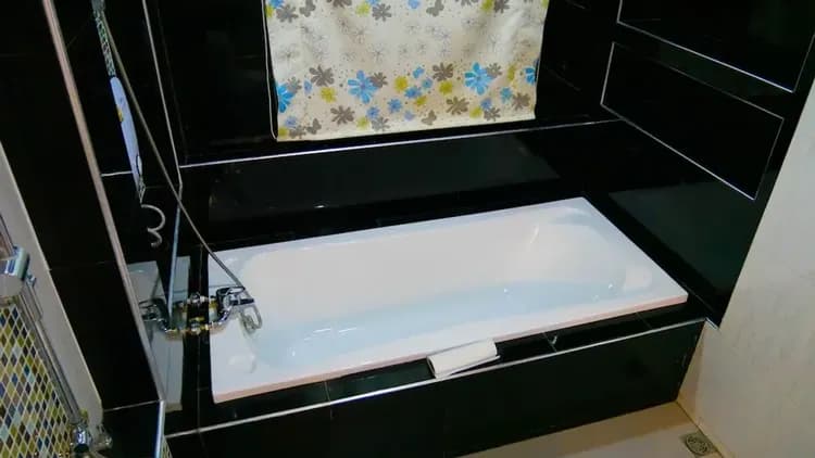 Deep soaking bathtub