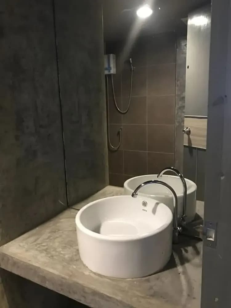 Bathroom sink