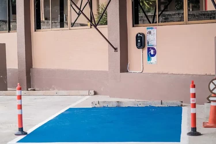 Electric vehicle charging station