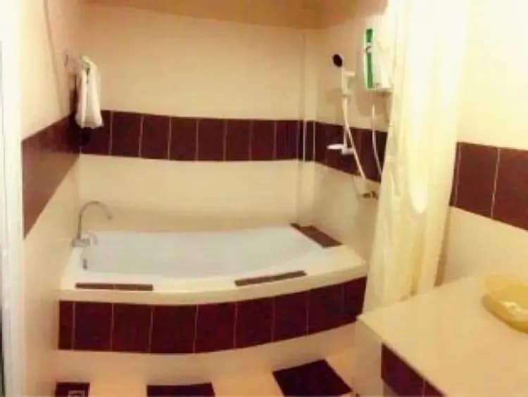 Deep soaking bathtub