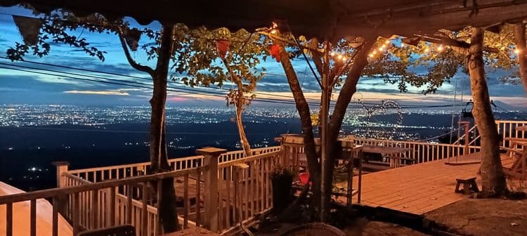 租用烤肉火鍋平台專區，邊吃邊烤邊煮可邊欣賞百萬夜景，舒適愜意的晚餐享受...