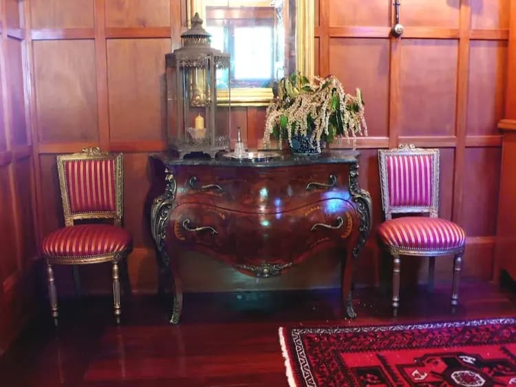 Check-in/check-out kiosk