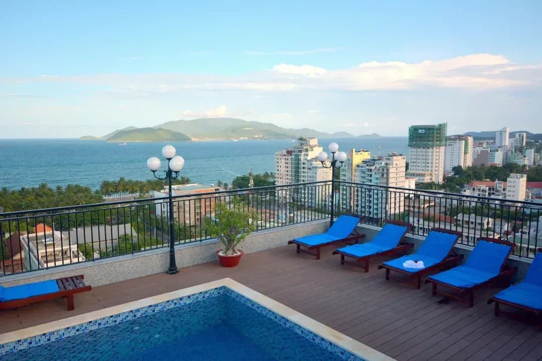 ニャチャン市-ゴールデンレイン2ホテル