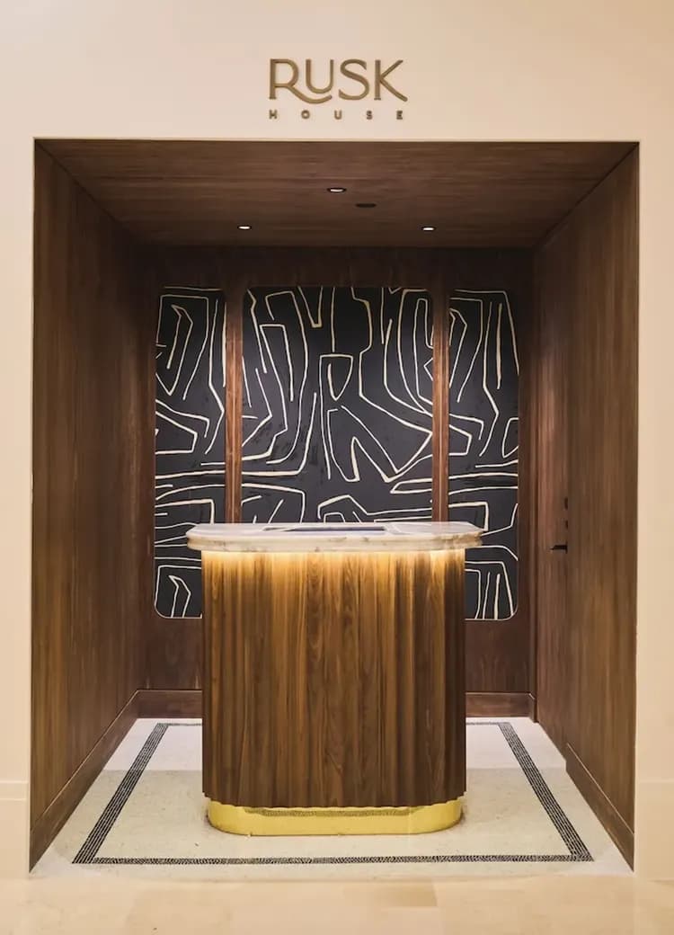 Check-in/check-out kiosk