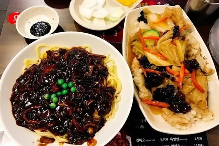 0410香港飯店 韓式炸醬麵或炒馬麵+糖醋肉