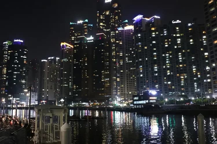 旅展優惠釜山｜升等一晚飯店．海雲台列車．紅白燈塔_天空步道．韓屋星巴客．夢幻夜景(二站購物人蔘彩妝)五日｜高雄-6