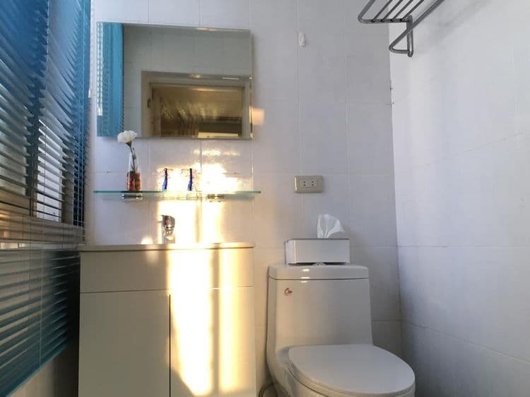 陽光套房浴室,也是有一扇大窗