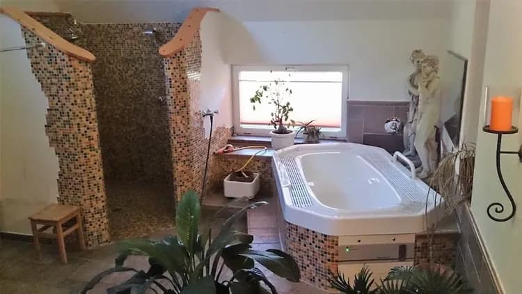 Indoor spa tub