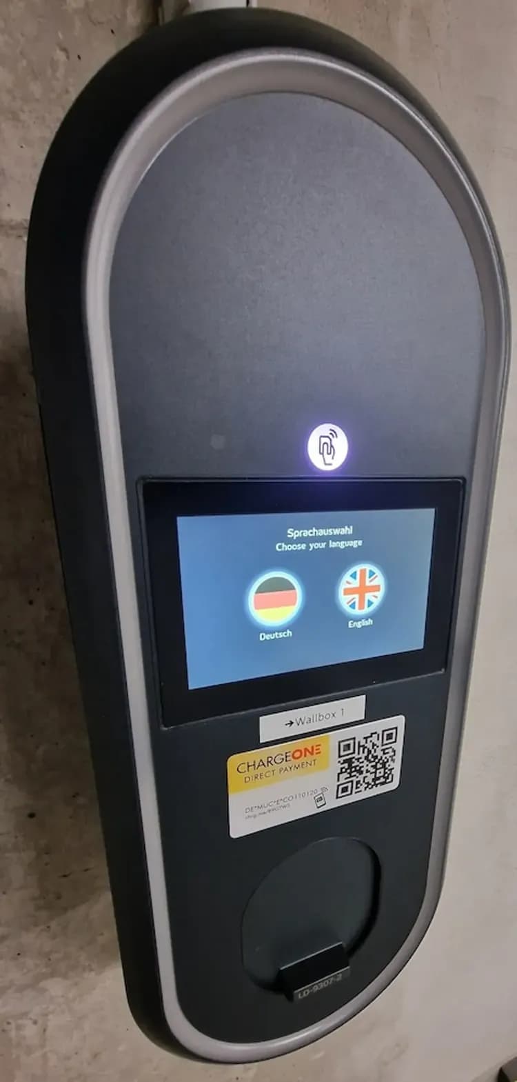 Electric vehicle charging station