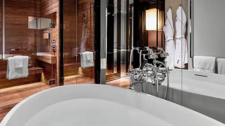 Deep soaking bathtub