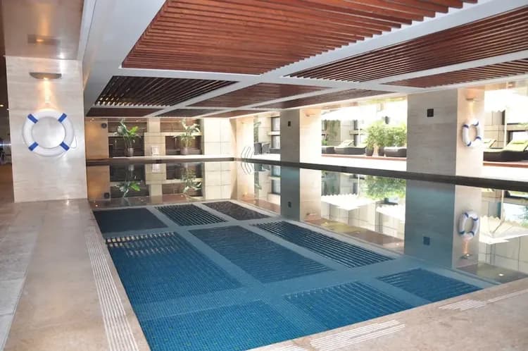 Indoor/outdoor pool