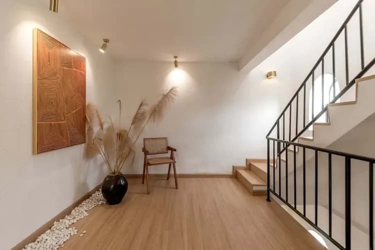 Handrails in hallways