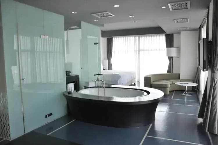 Deep soaking bathtub