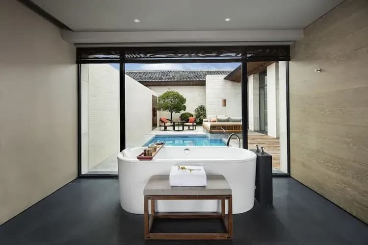 Deep soaking bathtub