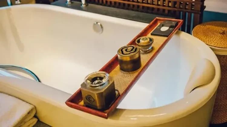 Deep soaking bathtub