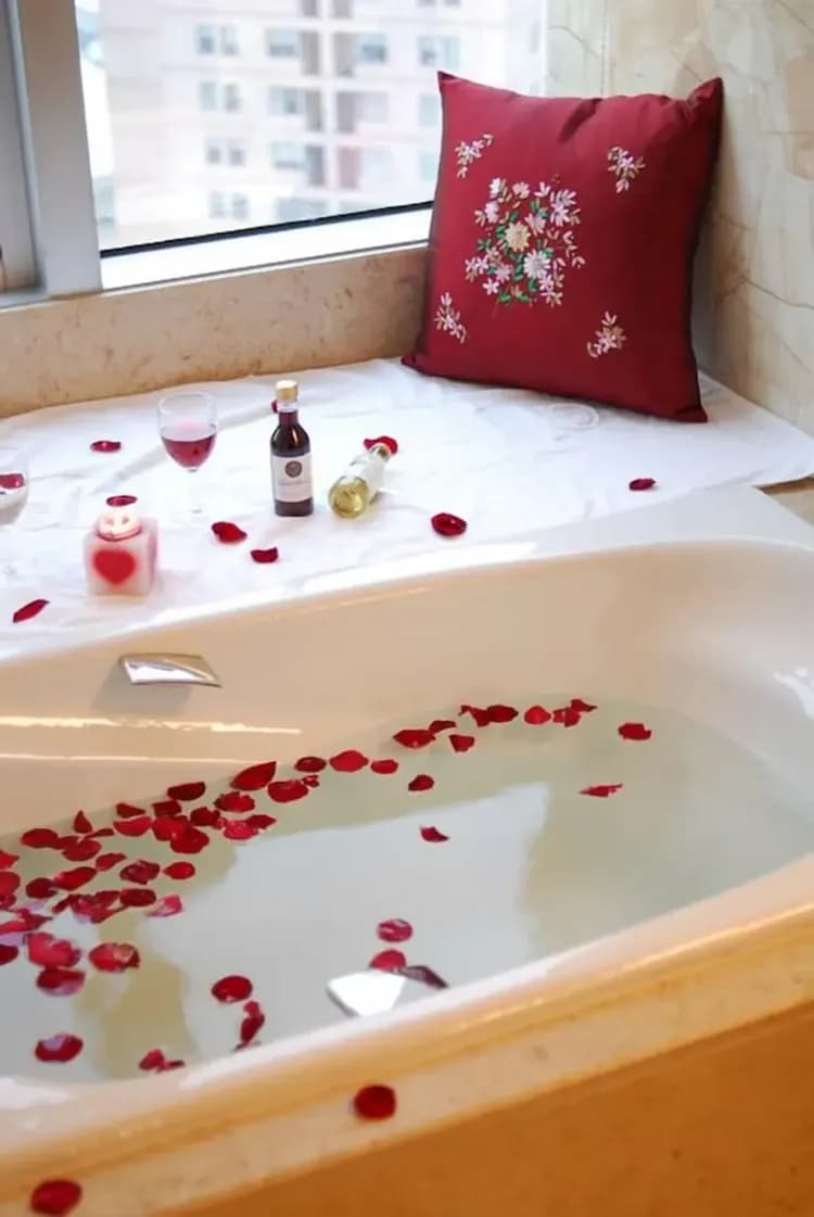 Deep soaking bathtub