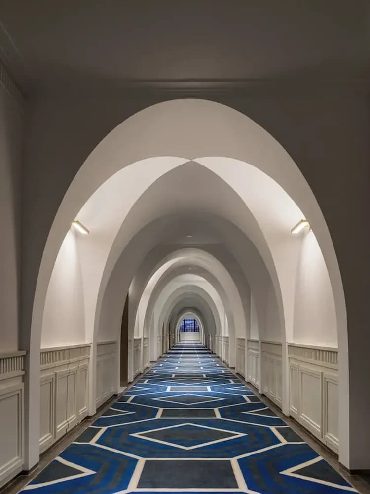 Handrails in hallways