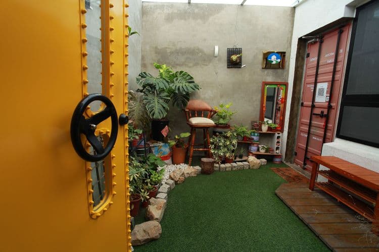 一進門的小小花園